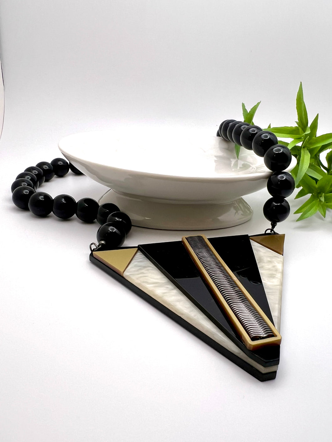 Exclusive triangle resin ball necklace