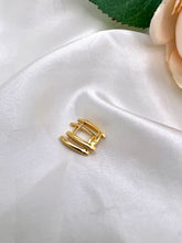 Load image into Gallery viewer, Light  small studded bar in front hoop earrings
