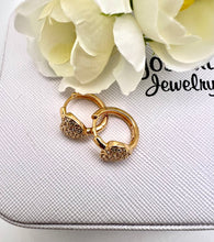 Load image into Gallery viewer, Heart detail cz  in front hoop earrings
