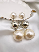 Load image into Gallery viewer, Plated ball earrings with 2 pearls
