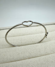 Load image into Gallery viewer, Solid thin heart detail bracelet
