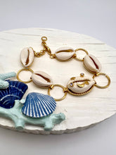 Load image into Gallery viewer, Natural shell with gold details bracelet
