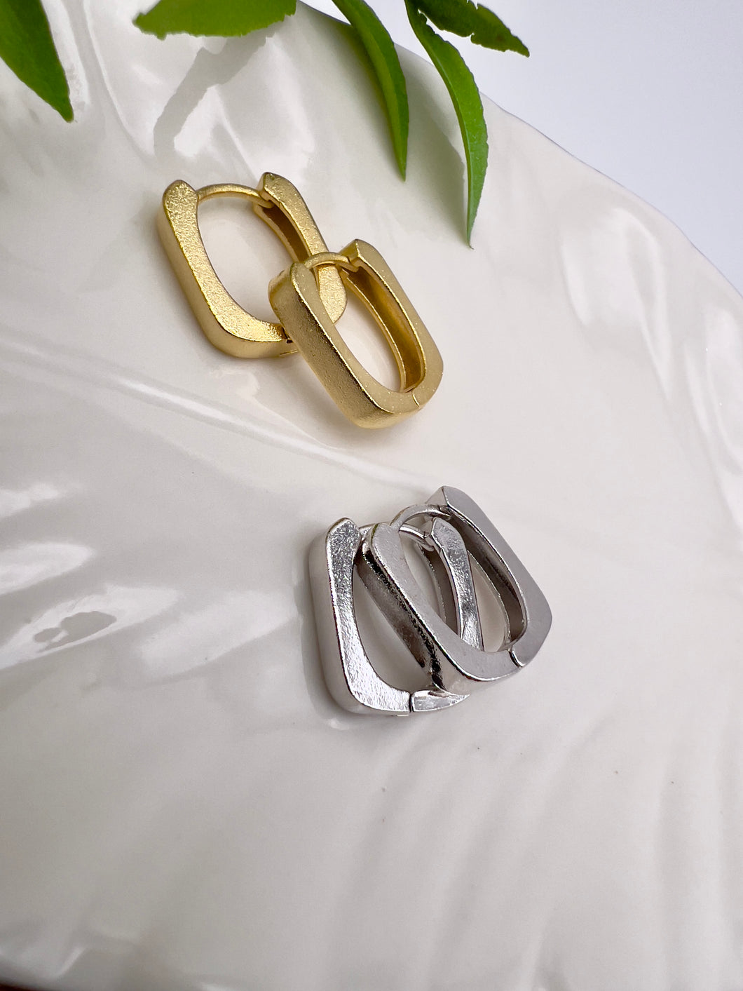 Basic matte square hoop earrings