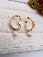 Load image into Gallery viewer, Organic base earring with hanging freshwater pearl
