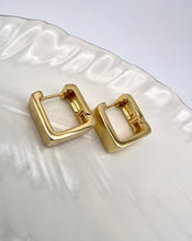 Load image into Gallery viewer, Square clip-on gold plated earrings
