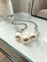 Load image into Gallery viewer, Three large pearls in the middle links necklace
