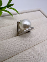 Load image into Gallery viewer, Big round shell pearl ring
