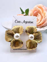 Load image into Gallery viewer, Half orchid striped petal earrings with pearl
