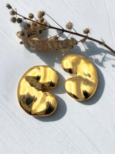 Load image into Gallery viewer, Organic hammered push back earrings
