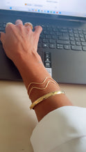 Load image into Gallery viewer, Wavy adjustable bracelet
