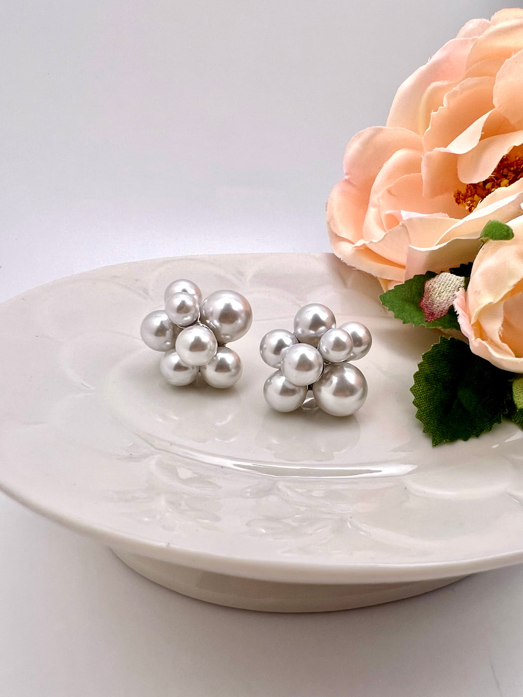 Cluster earrings of pearls different sizes