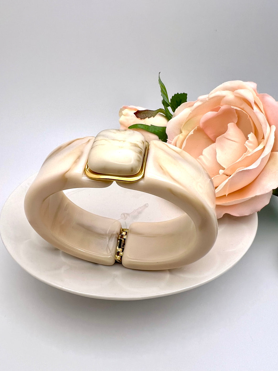 Marbled bracelet with stone detail on top