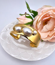 Load image into Gallery viewer, Oval pearl details open bracelet

