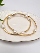 Load image into Gallery viewer, Golden tube bracelet with cultured pearl
