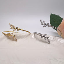 Load image into Gallery viewer, Bracelet with leaves on the ends
