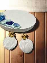 Load image into Gallery viewer, Big seashell gold base earrings
