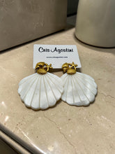 Load image into Gallery viewer, Big seashell gold base earrings
