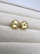 Load image into Gallery viewer, Lucky clover cz in the middle earrings
