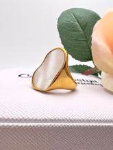 Load image into Gallery viewer, Natural Organic Vintage Mother of pearl ring
