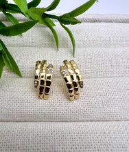 Load image into Gallery viewer, Basic snake inspired stud earrings
