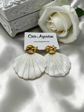 Load image into Gallery viewer, Big seashell gold base earrings
