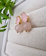 Load image into Gallery viewer, Light pink drop pink quartzo earrings
