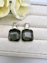 Load image into Gallery viewer, Smoked square crystal earrings
