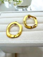 Load image into Gallery viewer, Organic open large earrings
