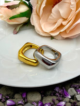 Load image into Gallery viewer, Set of 2 gold and silver organic square rings
