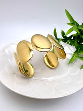 Load image into Gallery viewer, Oval gold in sequence open bracelet
