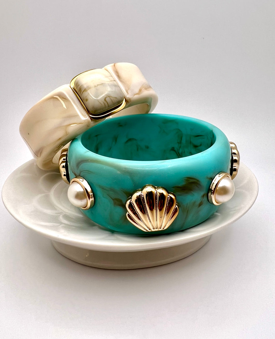 Shell and pearl tie-dye bracelet