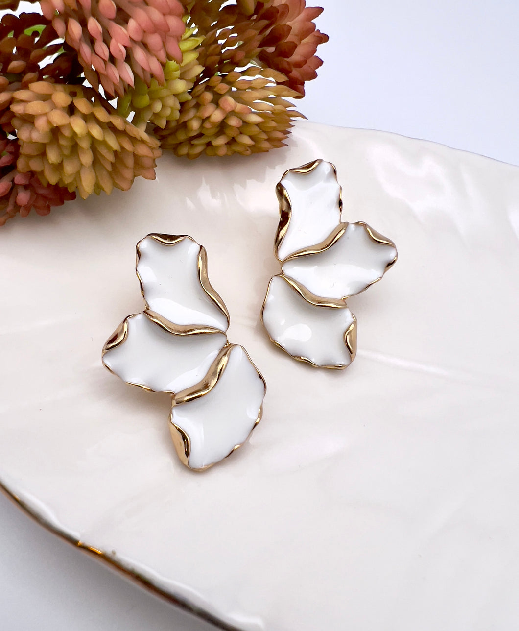 White enameled 3 petals flower earrings