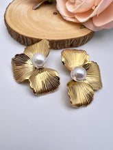 Load image into Gallery viewer, Half orchid striped petal earrings with pearl
