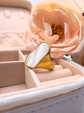 Load image into Gallery viewer, Natural Organic Vintage Mother of pearl ring
