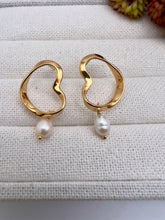 Load image into Gallery viewer, Organic base earring with hanging freshwater pearl
