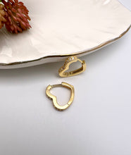 Load image into Gallery viewer, Fisrt hole studded pave heart hoop earrings
