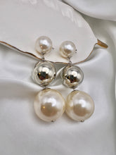 Load image into Gallery viewer, Plated ball earrings with 2 pearls
