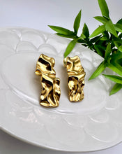 Load image into Gallery viewer, Crumpled earrings with wave
