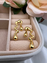 Load image into Gallery viewer, Organic open drop earrings
