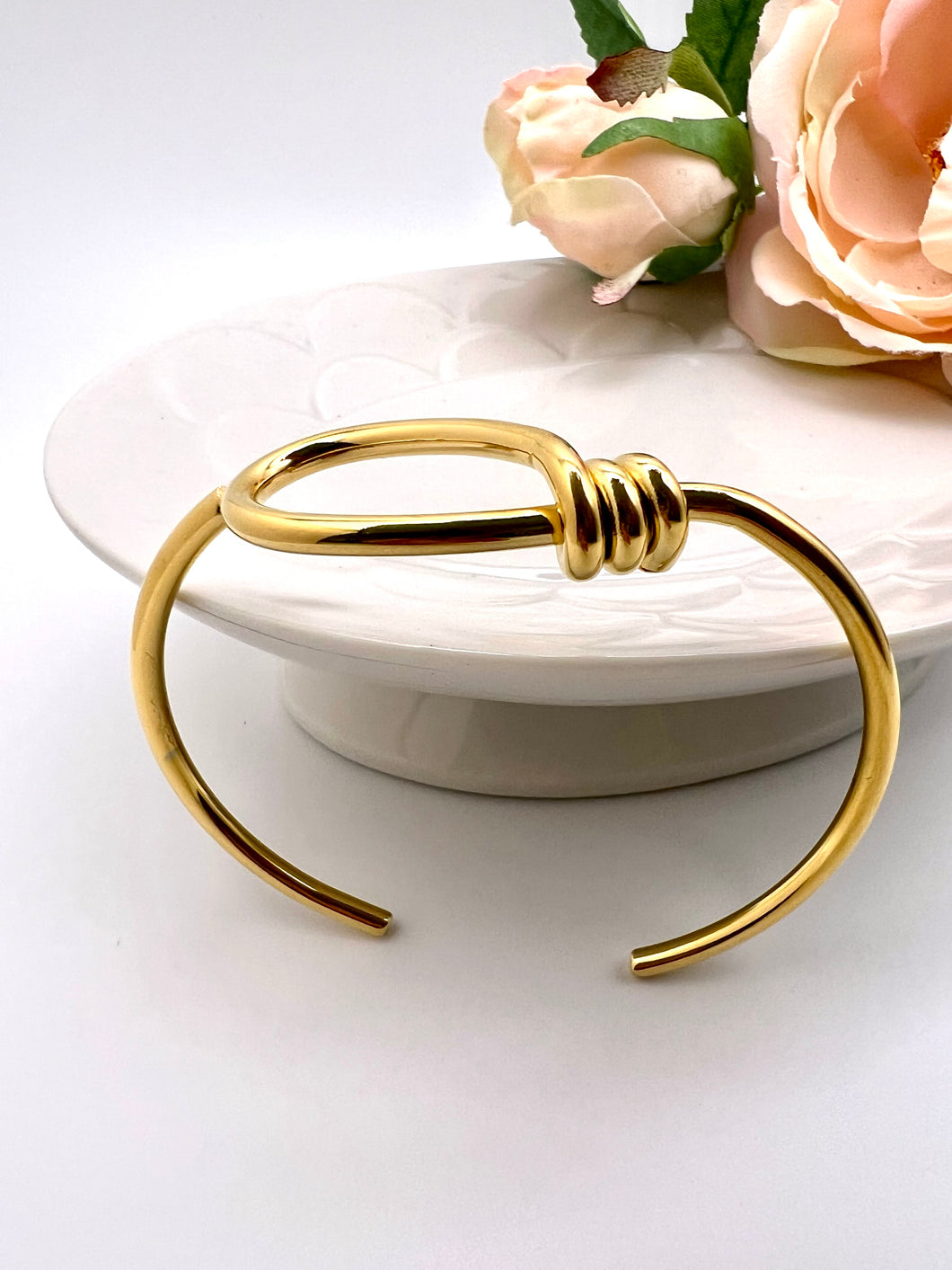 Open bracelet knot on top