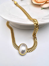 Load image into Gallery viewer, Oval pearl in the middle choker necklace
