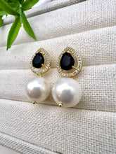 Load image into Gallery viewer, Black drop cz base and big shell peal earrings
