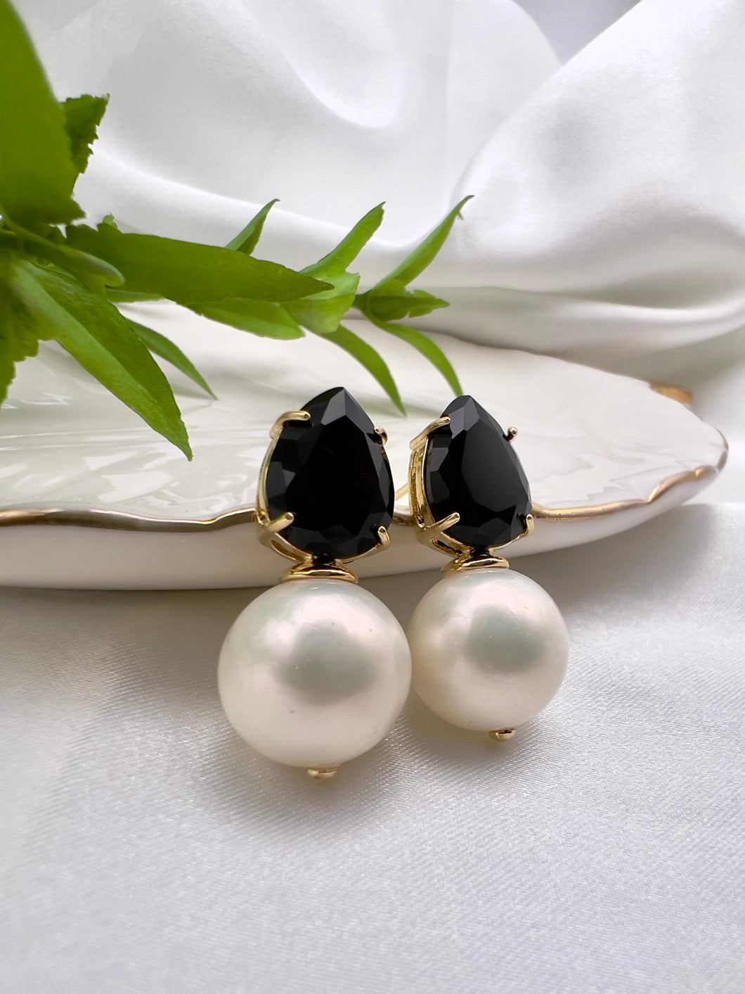 Black crystal drop round shell earrings