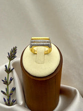 Load image into Gallery viewer, Three straight line details on top ring
