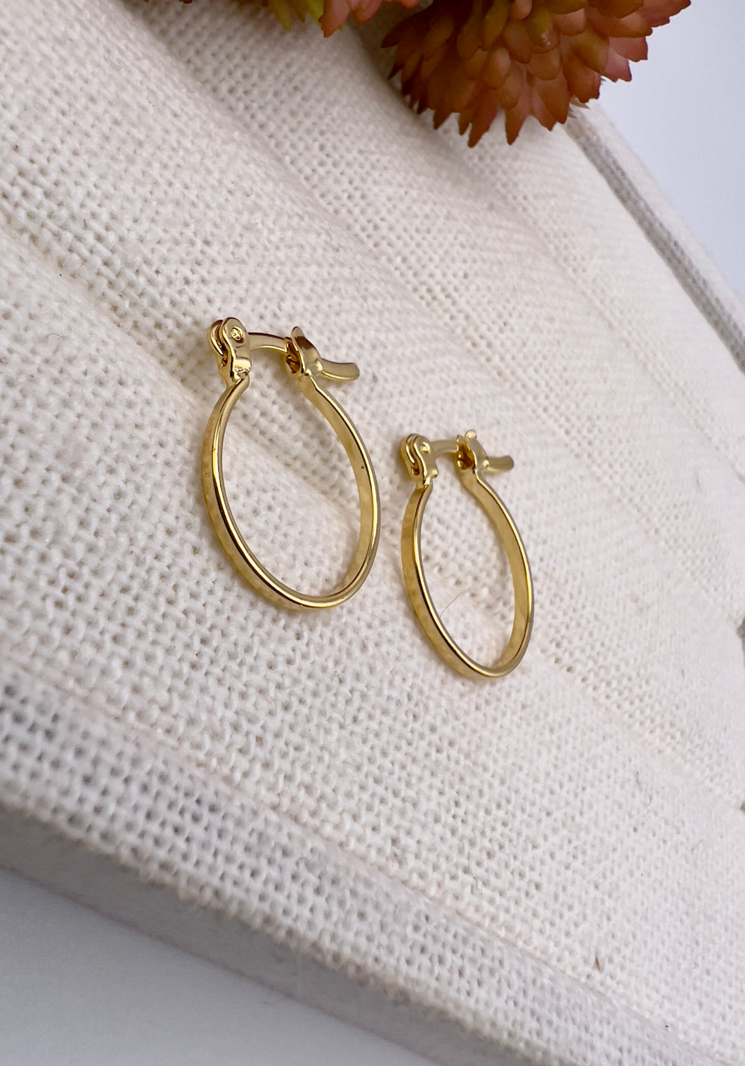 Thin and very light basic hoop gold plated earring