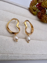 Load image into Gallery viewer, Organic base earring with hanging freshwater pearl
