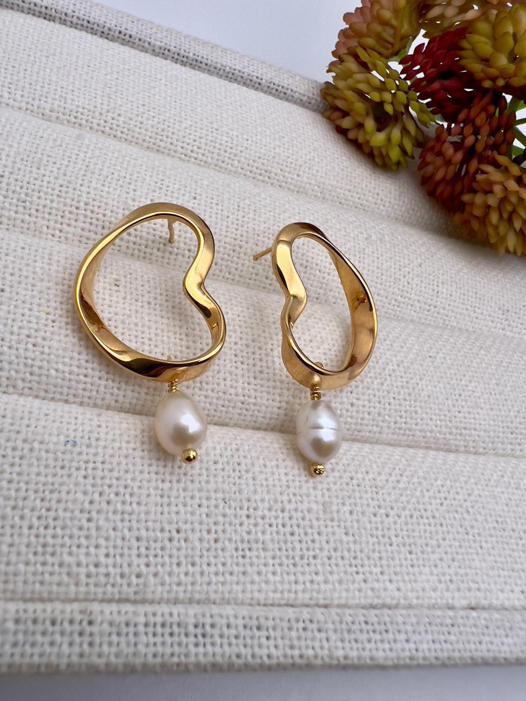 Organic base earring with hanging freshwater pearl