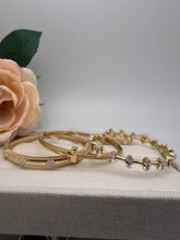 Load image into Gallery viewer, Open spring bracelet with diamond zirconia baguettes
