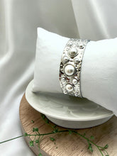 Load image into Gallery viewer, Hammered bezel set pearls bracelet
