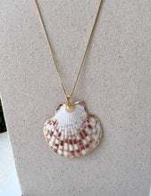 Load image into Gallery viewer, Long spotted natural shell gold plated 26’ chain necklace
